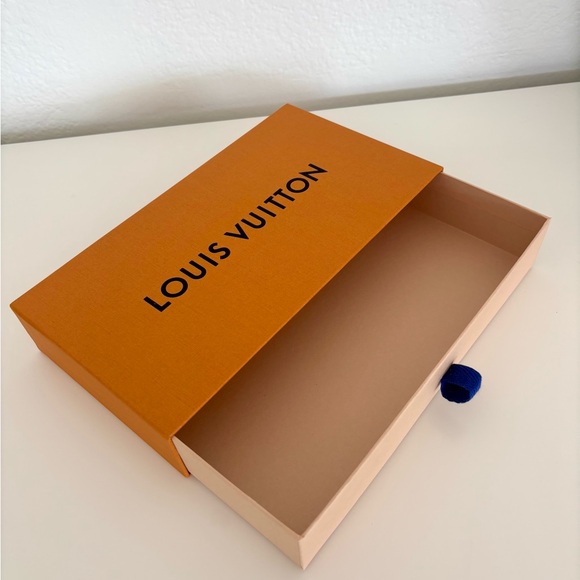 Louis Vuitton Box with gift card & ribbon - Picture 4 of 6